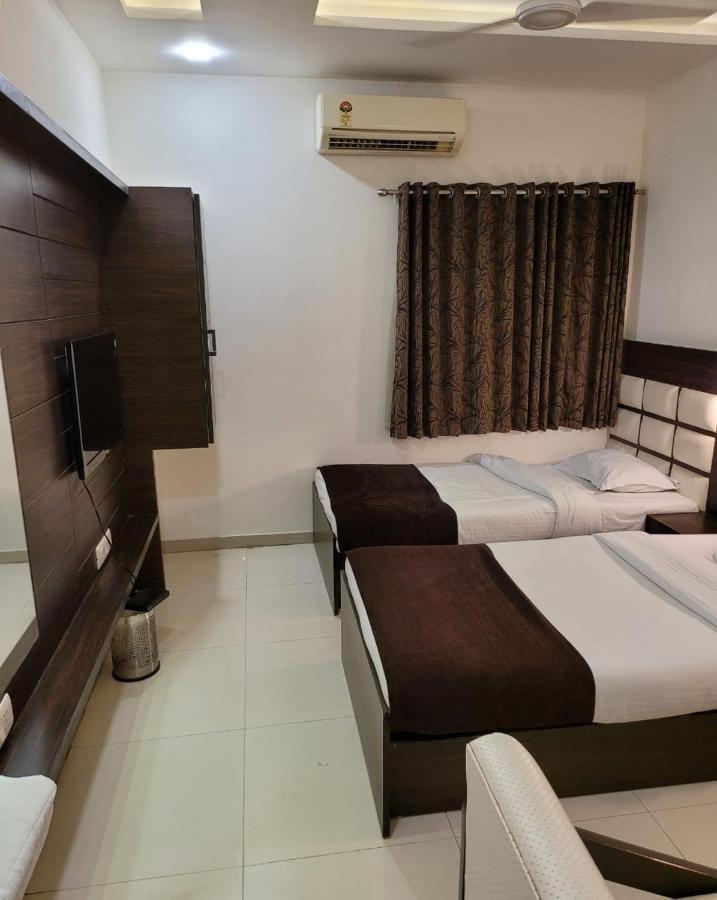 Hotel Golden Plaza Ahmedabad Exterior foto