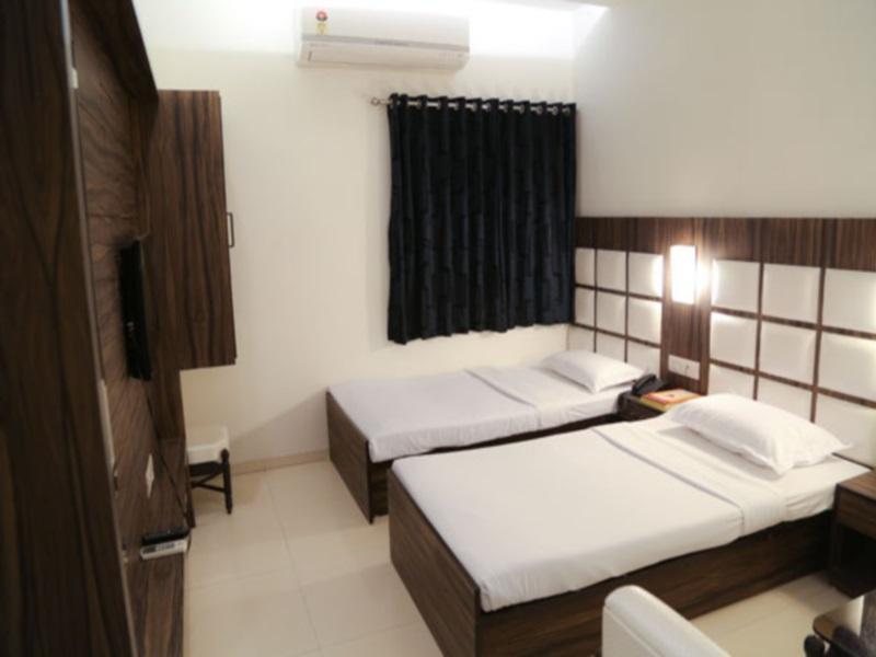 Hotel Golden Plaza Ahmedabad Exterior foto